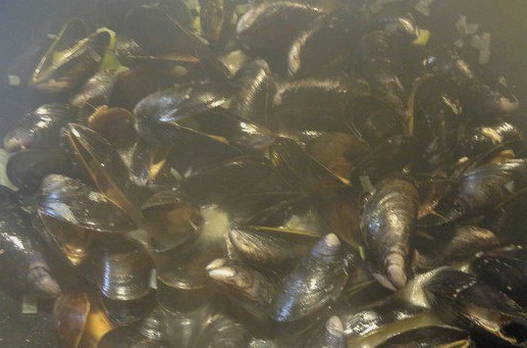 Мидии в винном соусе