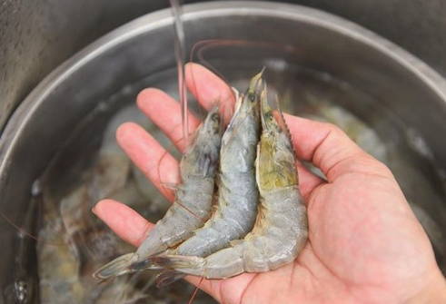 Креветки на шпажках в духовке