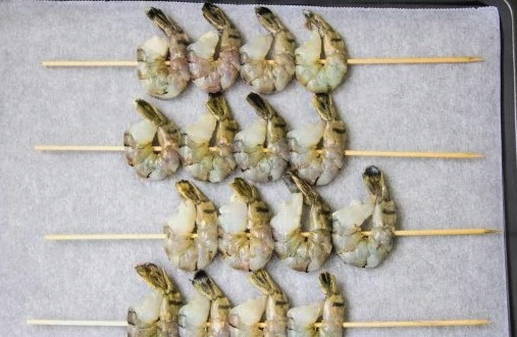 Креветки на шпажках в духовке