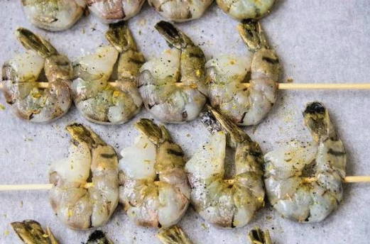 Креветки на шпажках в духовке