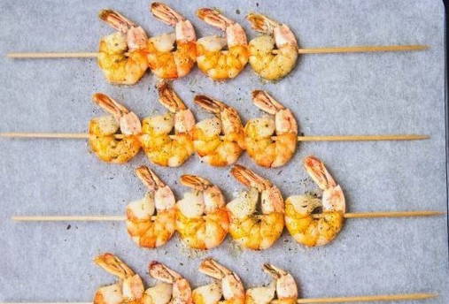 Креветки на шпажках в духовке