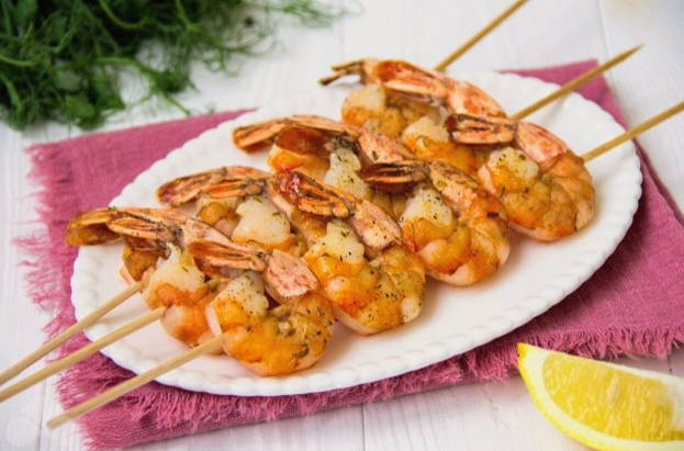 Креветки на шпажках в духовке