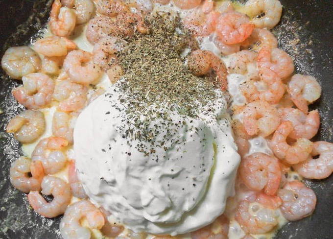 Креветки с макаронами в сливочном соусе
