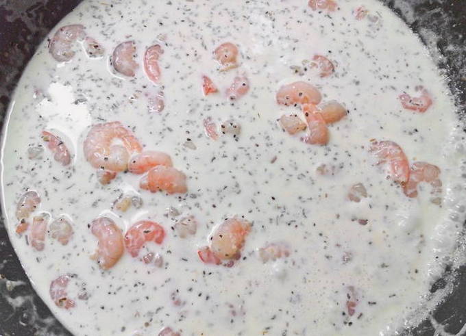 Креветки с макаронами в сливочном соусе