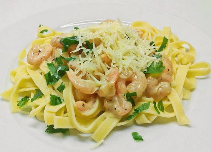 Креветки с макаронами в сливочном соусе