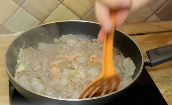 Жареные креветки с чесноком на сковороде Жареные креветки с чесноком на сковороде