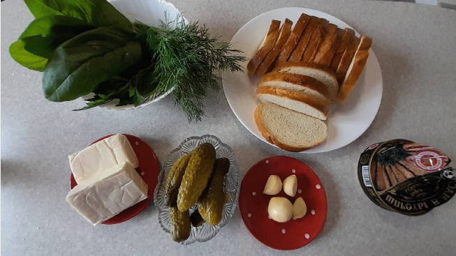 Бутерброды со шпротами и соленым огурцом Бутерброды со шпротами и соленым огурцом
