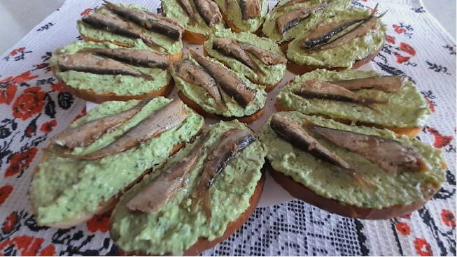 Бутерброды со шпротами и соленым огурцом Бутерброды со шпротами и соленым огурцом