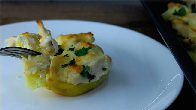 Курица с картошкой, майонезом и чесноком в духовке на противне