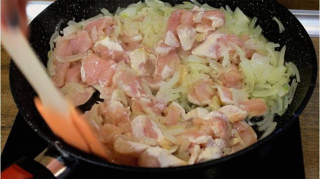 Курица с картошкой, майонезом и чесноком в духовке на противне