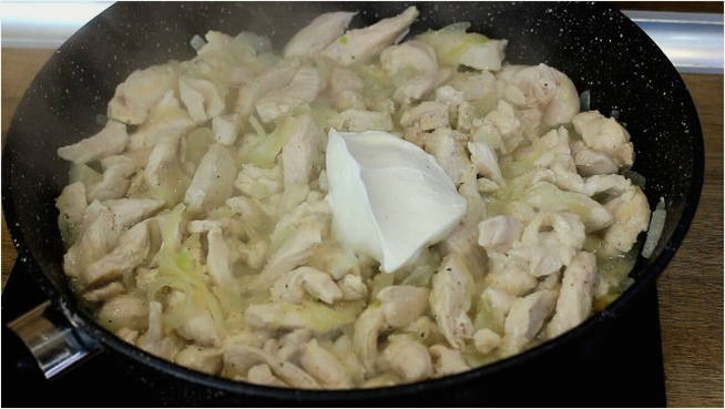 Курица с картошкой, майонезом и чесноком в духовке на противне