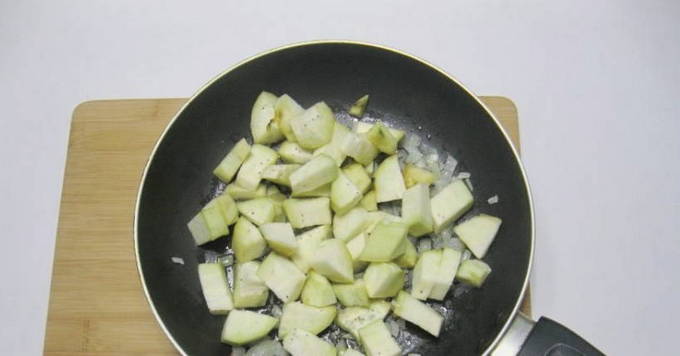 Курица с баклажанами на сковороде