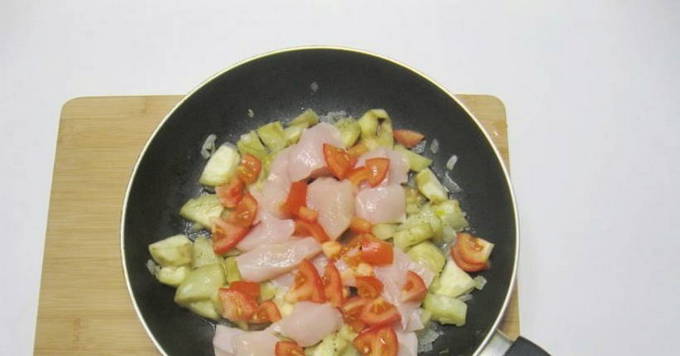 Курица с баклажанами на сковороде