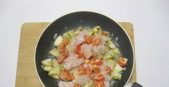 Курица с баклажанами на сковороде