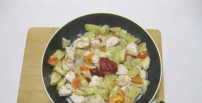 Курица с баклажанами на сковороде