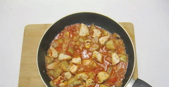 Курица с баклажанами на сковороде