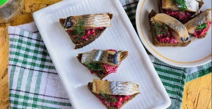 Бутерброды с черным хлебом и селедкой