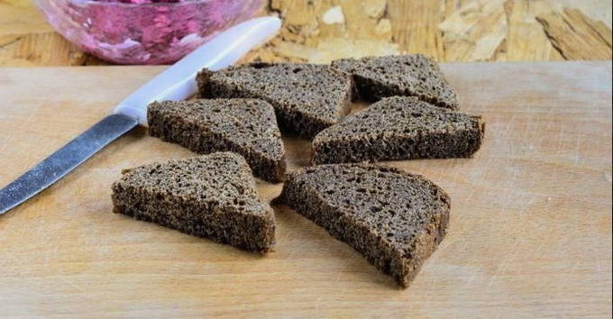 Бутерброды с черным хлебом и селедкой Бутерброды с черным хлебом и селедкой