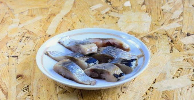 Бутерброды с черным хлебом и селедкой Бутерброды с черным хлебом и селедкой