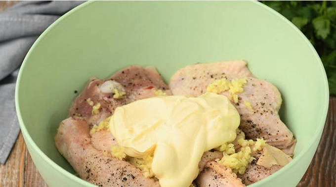 Курица с чесноком и майонезом в духовке Курица с чесноком и майонезом в духовке