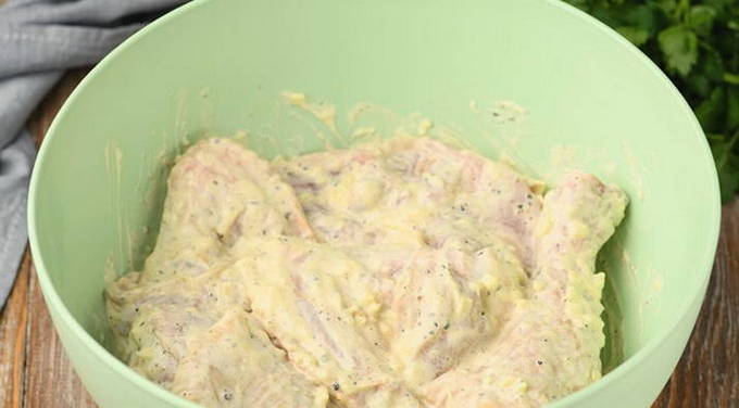 Курица с чесноком и майонезом в духовке Курица с чесноком и майонезом в духовке