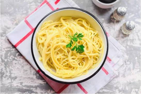 Курица с макаронами в сливочном соусе на сковороде Курица с макаронами в сливочном соусе на сковороде