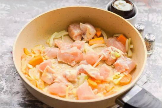 Курица с макаронами в сливочном соусе на сковороде Курица с макаронами в сливочном соусе на сковороде