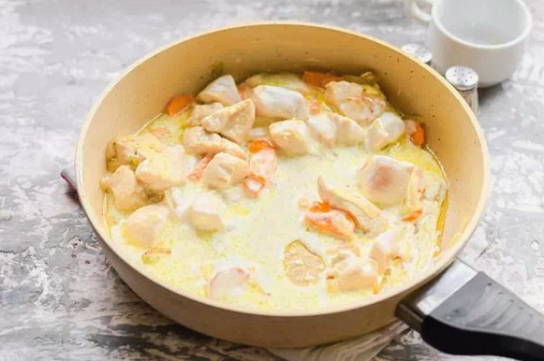 Курица с макаронами в сливочном соусе на сковороде Курица с макаронами в сливочном соусе на сковороде