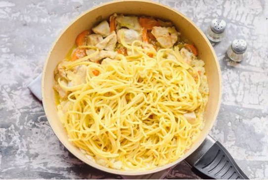 Курица с макаронами в сливочном соусе на сковороде Курица с макаронами в сливочном соусе на сковороде