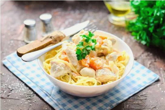 Курица с макаронами в сливочном соусе на сковороде Курица с макаронами в сливочном соусе на сковороде