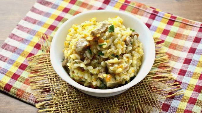 Рис с мясом и овощами на сковороде