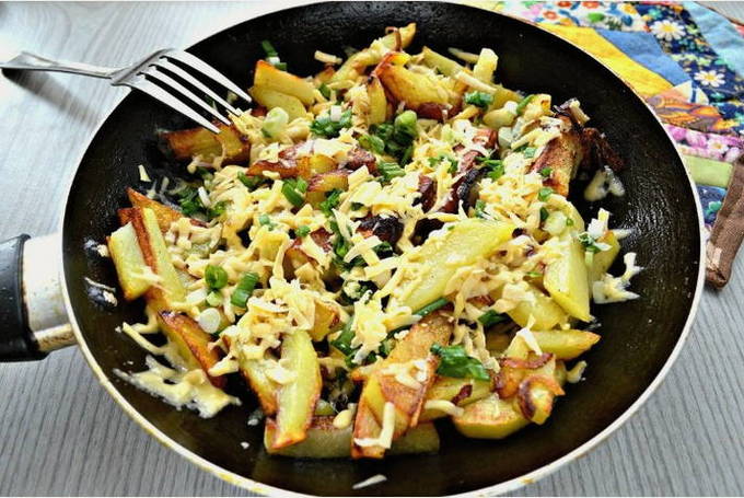 Картошка с сыром на сковороде