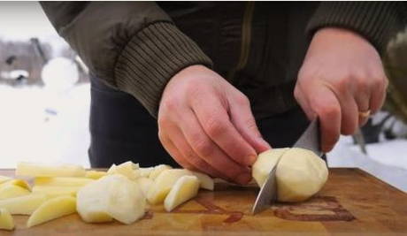 Картошка с охотничьими колбасками в казане Картошка с охотничьими колбасками в казане