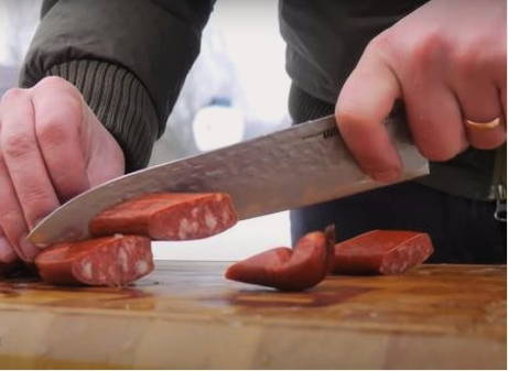 Картошка с охотничьими колбасками в казане Картошка с охотничьими колбасками в казане
