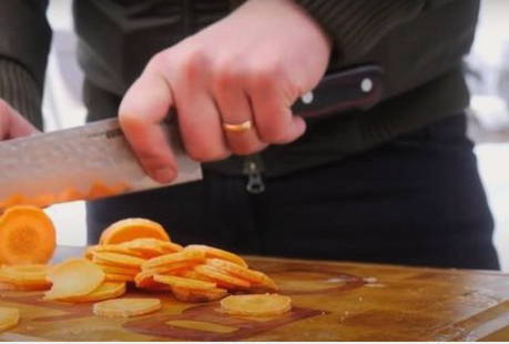 Картошка с охотничьими колбасками в казане Картошка с охотничьими колбасками в казане