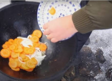 Картошка с охотничьими колбасками в казане Картошка с охотничьими колбасками в казане