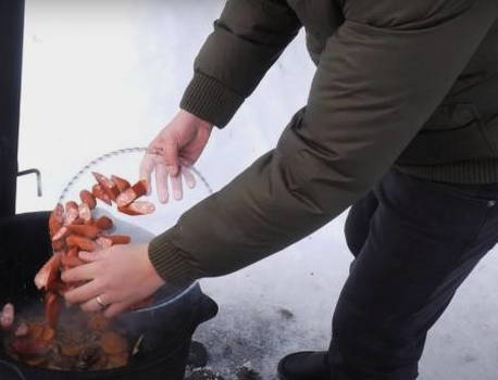 Картошка с охотничьими колбасками в казане Картошка с охотничьими колбасками в казане