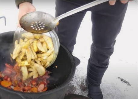 Картошка с охотничьими колбасками в казане Картошка с охотничьими колбасками в казане