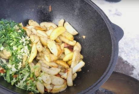 Картошка с охотничьими колбасками в казане Картошка с охотничьими колбасками в казане