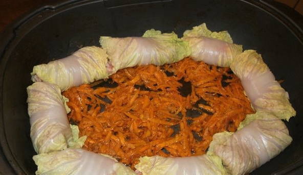 Голубцы из пекинской капусты в кастрюле с фаршем и рисом Голубцы из пекинской капусты в кастрюле с фаршем и рисом