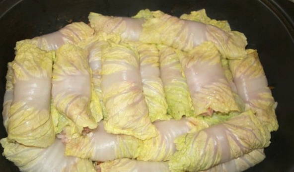 Голубцы из пекинской капусты в кастрюле с фаршем и рисом Голубцы из пекинской капусты в кастрюле с фаршем и рисом