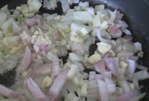 Мидии в раковинах в сливочном соусе