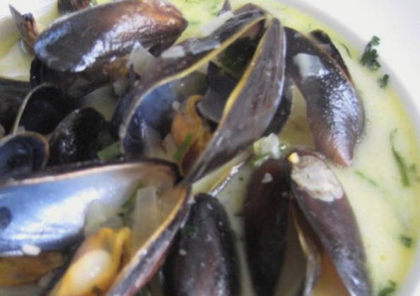 Мидии в раковинах в сливочном соусе