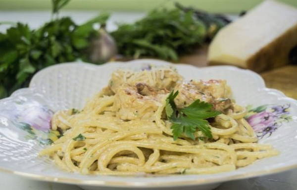 Креветки в сливочном соусе с чесноком со спагетти на сковороде