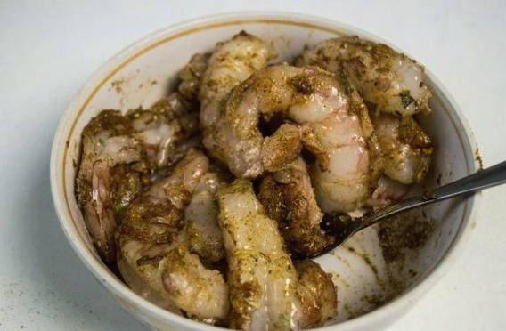 Креветки в сливочном соусе с чесноком со спагетти на сковороде