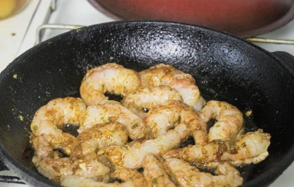 Креветки в сливочном соусе с чесноком со спагетти на сковороде