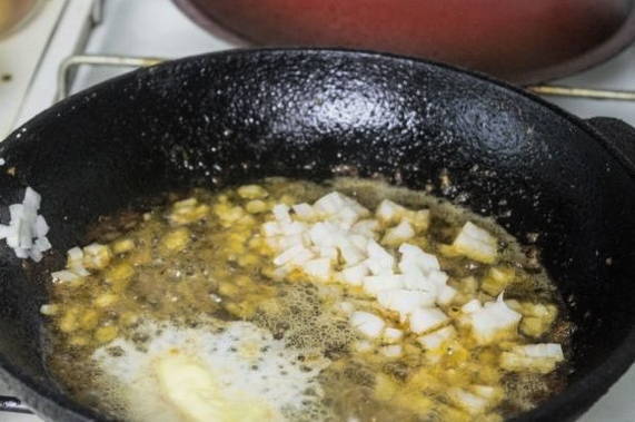 Креветки в сливочном соусе с чесноком со спагетти на сковороде