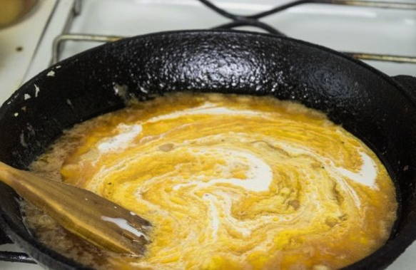 Креветки в сливочном соусе с чесноком со спагетти на сковороде