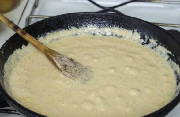 Креветки в сливочном соусе с чесноком со спагетти на сковороде