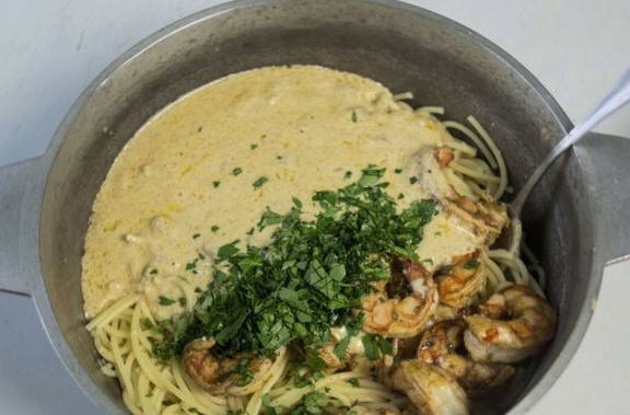 Креветки в сливочном соусе с чесноком со спагетти на сковороде